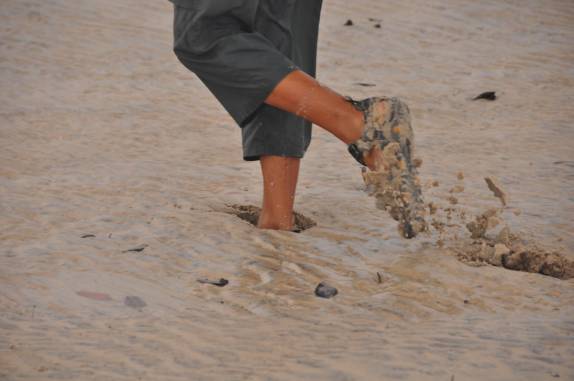 Difícil caminhanda chegando na Ilha de Lençóis, nas Reentrâncias Maranhenses - MA